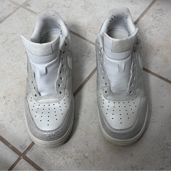 Size 9 NIKE AIR in White & Silver - Picture 2 of 12